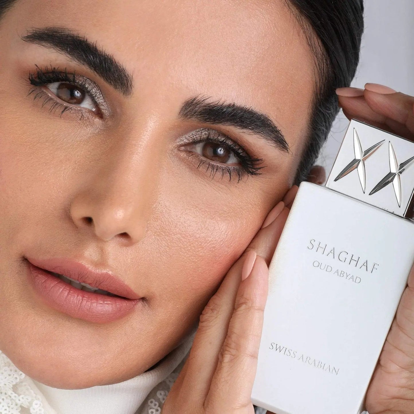 https://cdn.shopify.com/s/files/1/0798/6898/5693/files/shagaf-oud-abyad-perfume-75ml-swiss-arabian-emirates-oud-2.jpg?v=1752376148