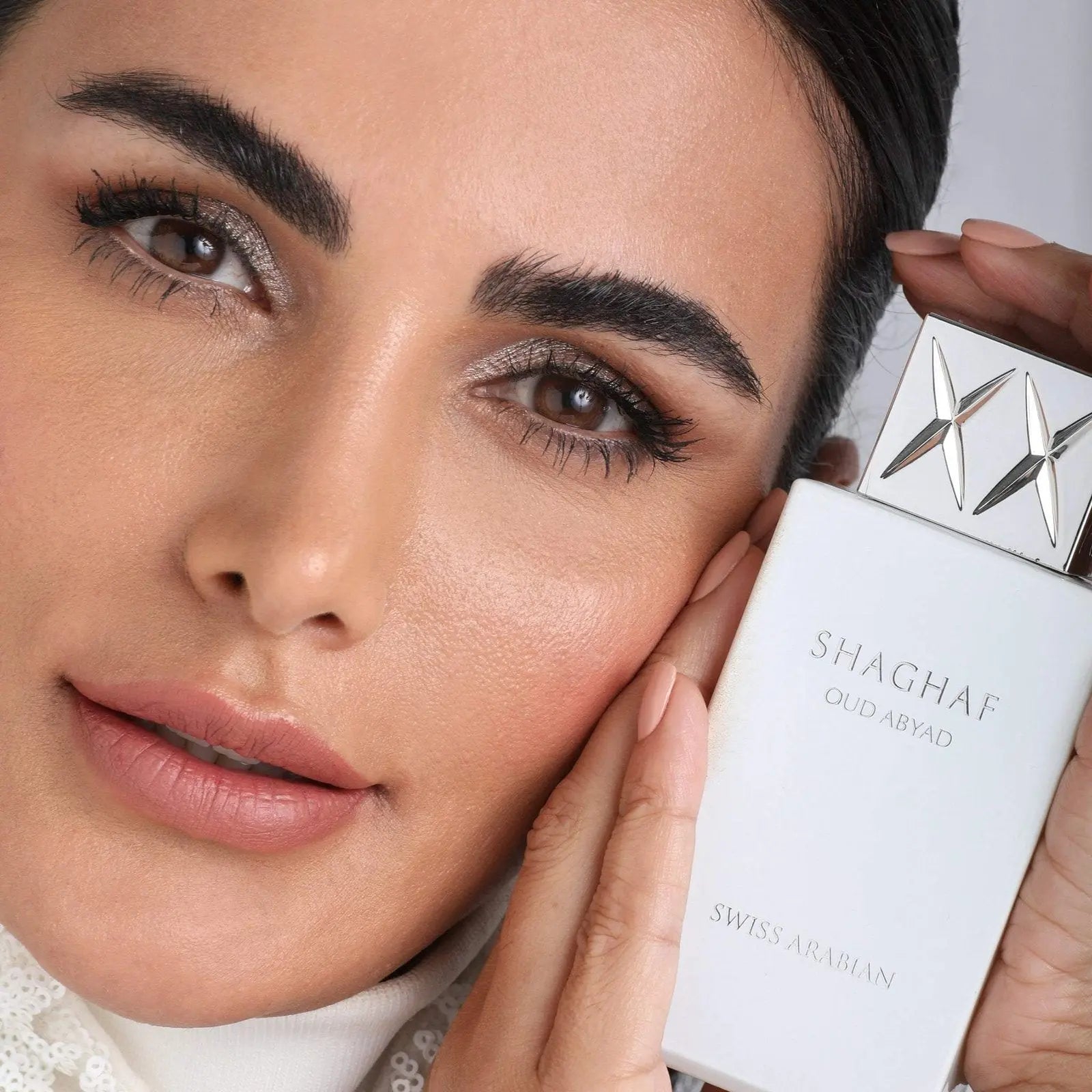https://cdn.shopify.com/s/files/1/0798/6898/5693/files/shagaf-oud-abyad-perfume-75ml-swiss-arabian-emirates-oud-2.jpg?v=1752376148